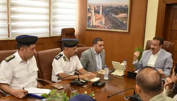 محافظ بورسعيد يعقد اجتماعًا موسعًا لمتابعة الخطوات التنفيذية لبدء أعمال صيانة كوبري النصر العائم (1)