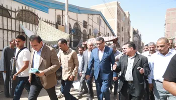 محافظ قنا خلال جولته بمركز فرشوط