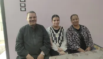 مريم بجانب والديها