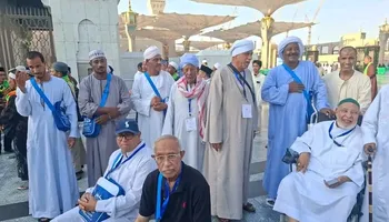 المعتمرين اثناء اداء مناسك العمره