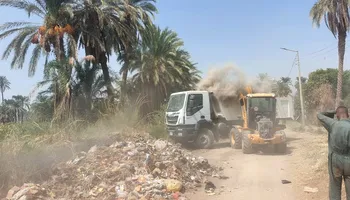 جانب من إزالة القمامة 