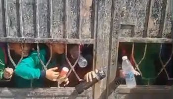 تلاميذ المدرسة يستغيثون 