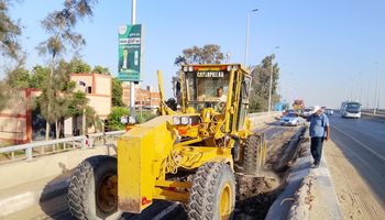 الطرق والكباري تنتهي من إزالة الأسفلت 