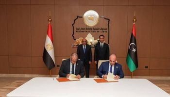 مصر وليبيا توقعان مذكرة تفاهم لتطوير قطاع الكهرباء والطاقة المتجددة
