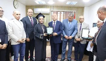 محافظ القاهرة يكرم 15 من أوائل خريجات التمريض