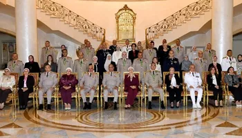 وزير الدفاع يكرم القادة الذين أوفوا العطاء بالقوات المسلحة