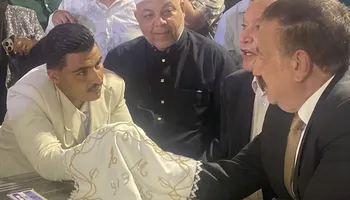 &laquo;حط إيده في إيد العريس&raquo;.. محافظ بورسعيد أبًا ووكيلًا لعروس &laquo;دار الرعاية&raquo; في عقد قرانها