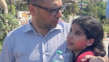 أب يحتضن انكسار ابنته وزوج يرفض التصديق في وداع "نسمة" ضحية اللودر ببورسعيد"