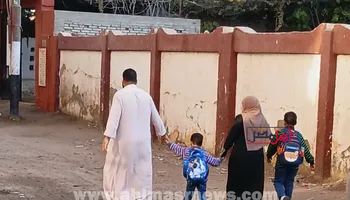 أمهات يصطحبن صغارهن أول يوم دراسة بكفر الشيخ 