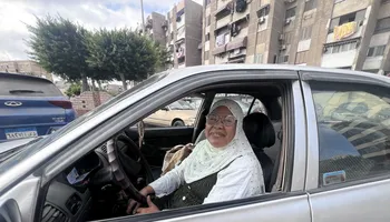 الحاجة سعاد البورسعيدية  ".. سيدة الـ 65 عاماً تتحدى المعاش وتقتحم عالم "إن درايف" بـ"روح شاب وعزيمة أم" 