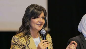 السفيرة نبيلة مكرم