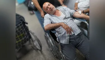 الصورة المتداولة لمدير المدرسة مصاب بإغماء
