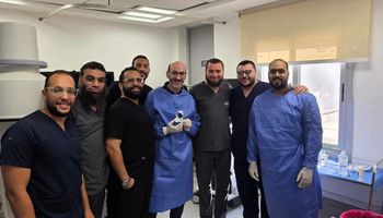 الفريق الطبي المجري العملية 