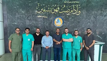 الفريق الطبي المجري العملية 
