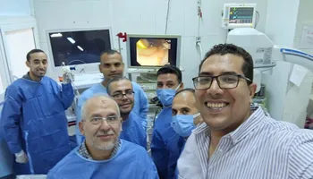 الفريق الطبي المجري العملية 