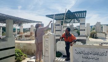 بنفسها فوق الأنقاض.. رئيس حي غرب بورسعيد تنتفض لحماية "مقبرة الجنود الجزائريين" وتتوعد المخالفين بالقانون