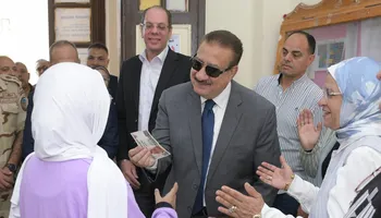 تقديرًا لإبداعها في أول أيام الدراسة.. محافظ بورسعيد يُكافئ طالبة &laquo;القناة الإعدادية بنات&raquo; ويُشيد بموهبتها الاستثنائية