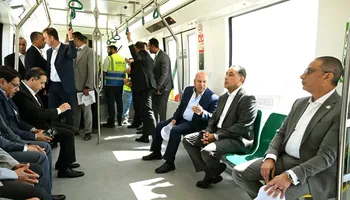 رئيس الوزراء يستقل مونوريل غرب النيل