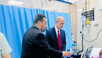رئيس جامعة بني سويف يزور والد الطفل محمد