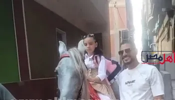 زفها على حصان.. أب يحتفل بأول يوم دراسي لابنته على طريقته الخاصة بكفر الشيخ