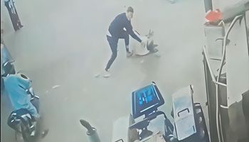 شاب يتعدى على والده