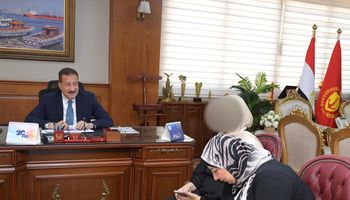 محافظ بورسعيد يتكفل بتجهيز عروس وإقامة حفل زفافها بالكامل على نفقة المحافظة 