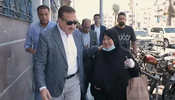 محافظ بورسعيد يقطع جولته ويترجل مع مواطنة لحل مشكلتها فوراً بحي المناخ