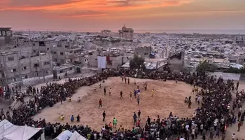  مباراة كرة قدم تمنح النازحين لحظات من الفرح في خان يونس