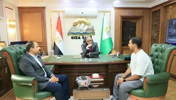 محافظ الجيزة يكرم مواطنًا