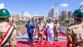 محافظ الإسكندرية ومدير الأمن وقائد المنطقة الشمالية يقرأون الفاتحة على قبر الجندي المجهول
