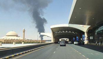 تصاعد دخان من طائرة متوقفة بمطار الرياض 