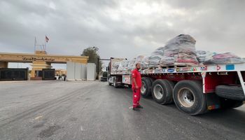 الهلال الأحمر المصري يدفع بالخيام والبطاطين إلى غزة