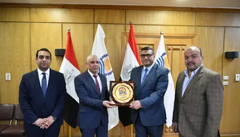 محافظ قنا