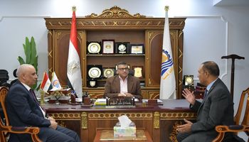 محافظ قنا يستقبل رئيس شركة مياه الشرب والصرف الصحى الجديد 