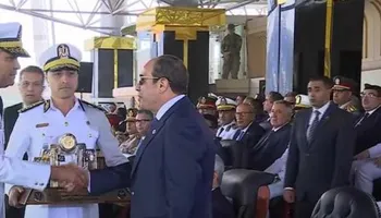 هدية تذكارية للرئيس السيسي مجسم نحاسي يحمل رموز أكاديمية الشرطة