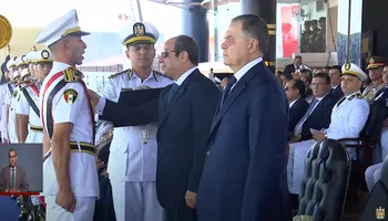 السيسي يكرم أوائل أكاديمية الشرطة ويمنحهم أنواط الامتياز