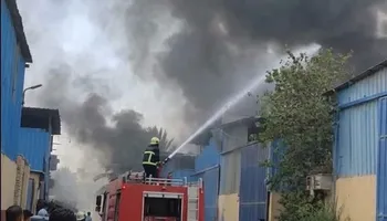 حريق داخل هنجرين بمنطقة المرج 
