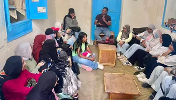 محمد محي داخل البيت الإسناوي يشرح لوفد