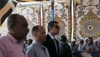 لحظة تقديم الكفن