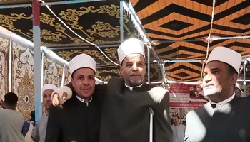 حضر الصلح بعكازه