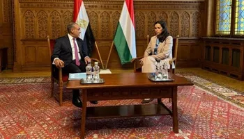 وزير الخارجية مع نظيرته المجرية