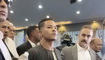 لحظة تقديم الكفن