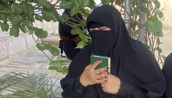 &laquo;النيابة لما فتحت شنطتك لقت مصحفك&raquo;.. أم &laquo;آدم&raquo; تصرخ أمام قبره في أول جمعة: &laquo;اربط على