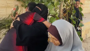 مشهد يمزق القلوب أمام قبر &laquo;آدم&raquo; ببورسعيد