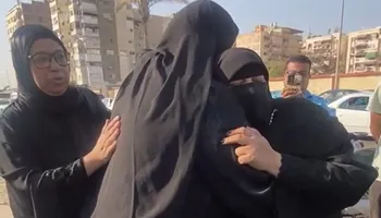 والدة الطالب آدم لحظة وصول جثمانه للمسجد