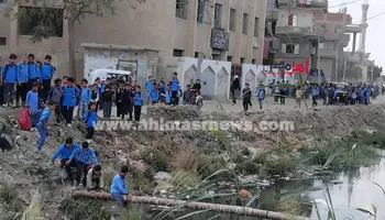 الأطفال يمرون من اعلي ماسورة بالبحيرة