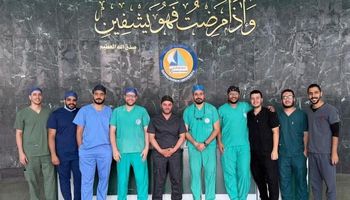 الفريق الطبي المجري العملية 