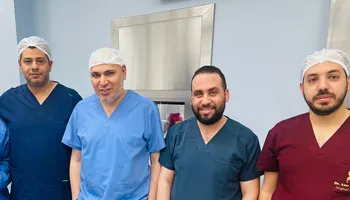 الفريق الطبي المجري العملية 