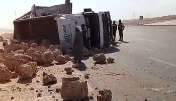 انقلاب سيارة نقل محملة بالحجارة بطريق مطروح