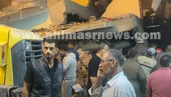 جانب من أعمال البحث وإزالة الأنقاض 